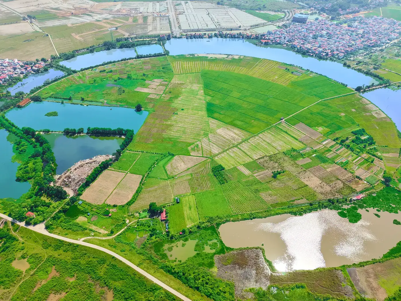 Ảnh flycam bán đảo Hòa Long bao quanh bởi sông Cầu